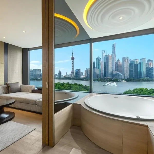 上海外滩悦榕庄 - 顶楼露台Tales餐厅酒吧纵览浦江美景，位于上海的酒店