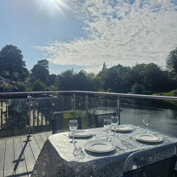 Lakeside Lodge 84, hotel v destinaci Caeathro