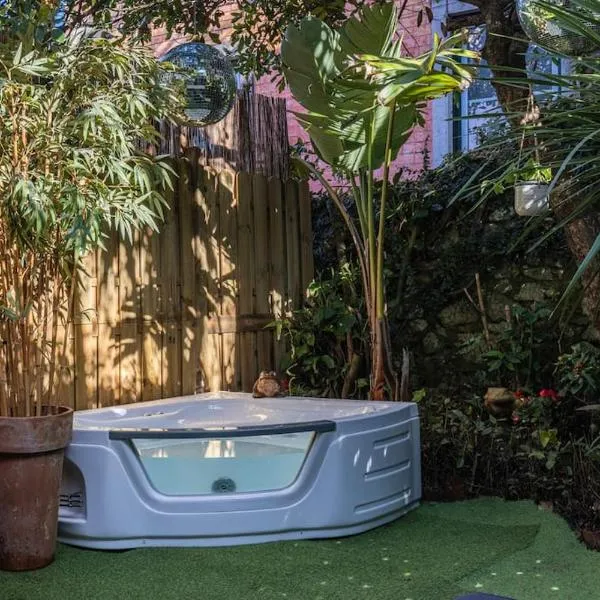 Unique Tiny Smart Home with Private Garden, Jacuzzi, PS5, Cinema Projector - Sintra WOW, hotel v destinaci Sintra