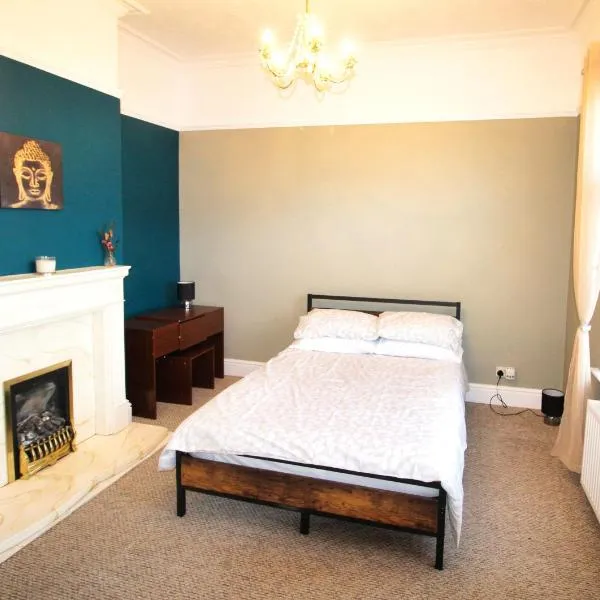 Large Bungalow - Sleeps 8 - 3 Large Beds - Plus Sofa Bed - Off Street Parking - Very Large Enclosed Gardens - Fast Wifi, hotel in Birmingham