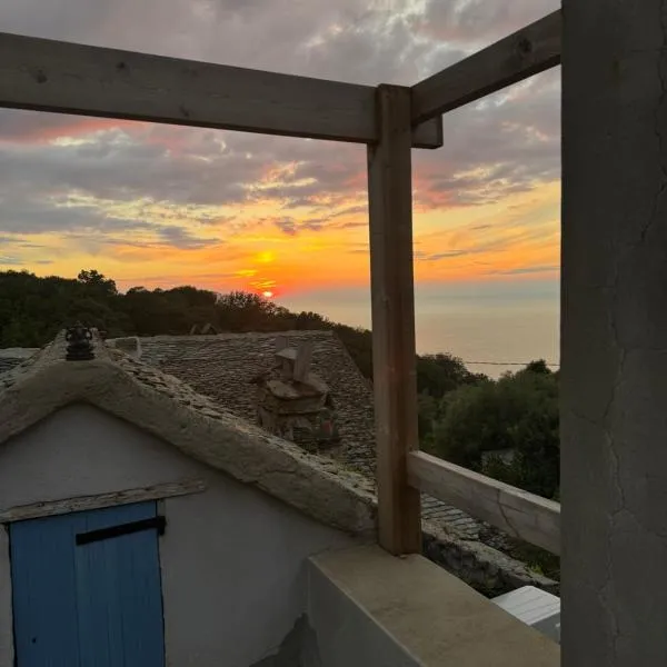 Maison entre mer et montagne à Canari, viešbutis mieste Canari