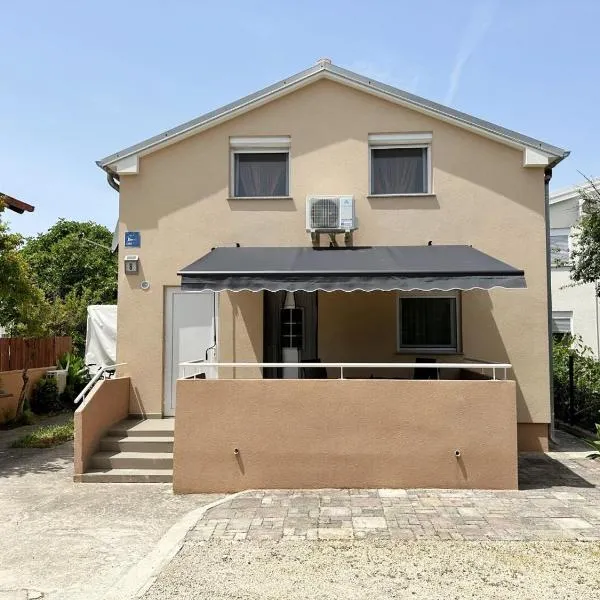 Apartments JoRa, hotel in Nin
