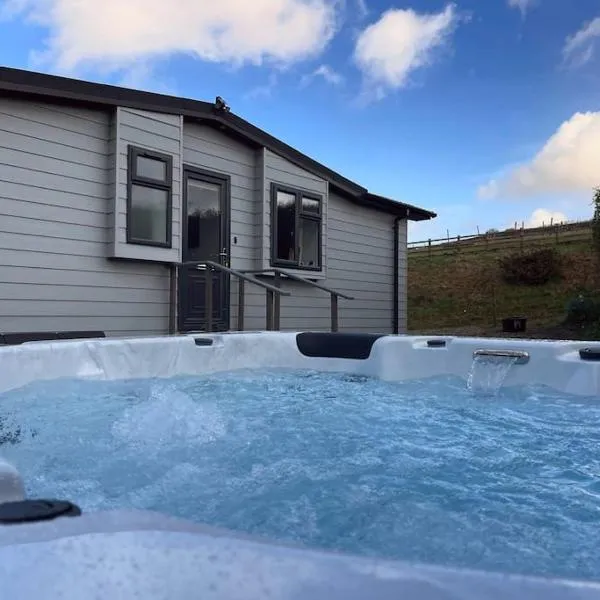 Cosy Clos Y Hendy Lodge, hotel in Penbryn