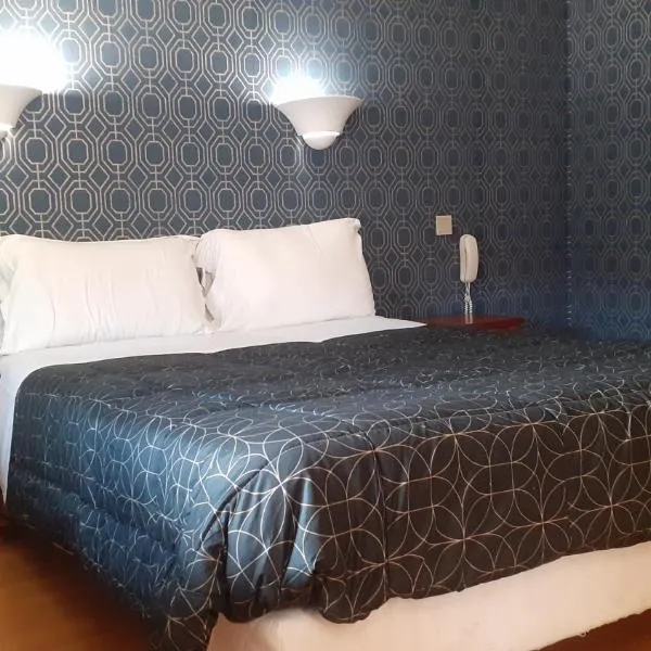 Hôtel des Couronnes Châteaudun, hotel v destinácii Châteaudun
