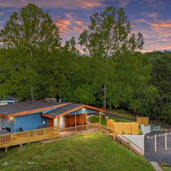 Hidden Hollow 3BD Cabin - Hot Tub, Wifi, Game Room, Fire Pit, מלון בלוראיי