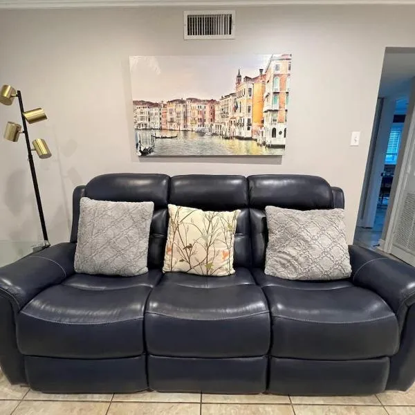 Two bedroom apt with desk washer dryer & pool, hotel v destinaci Baton Rouge