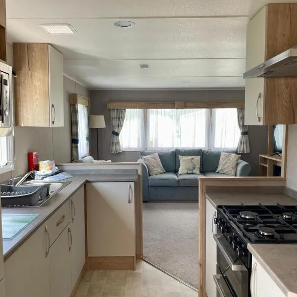 Modern 3 Bedroom Caravan, South Cerney, hotel v destinaci Gloucestershire