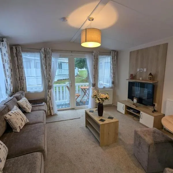 Modern and spacious holiday home at AWARD WINNING SHOREFIELD COUNTRY PARK ENTERTAINMENT PASSES INCLUDED DOG FRIENDLY!, hotel v destinaci Milford-on-Sea