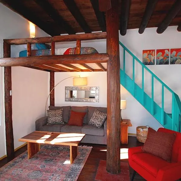 Comfort on Closson - Near Plaza - Fire Pit - Patio, hotel in Santa Fe