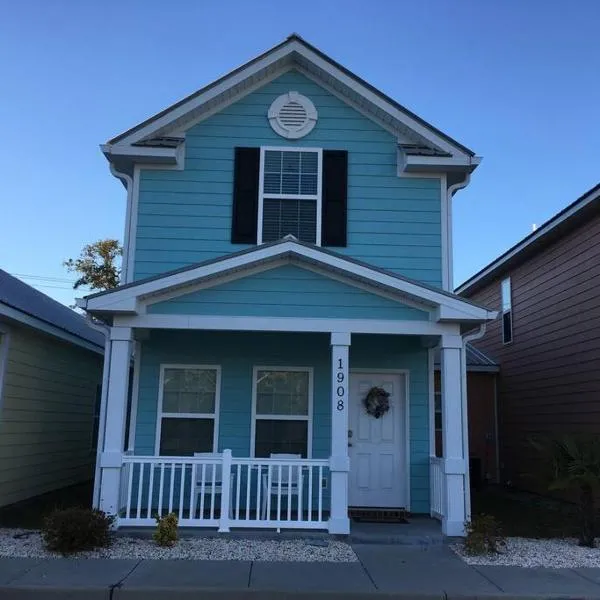 Lovely 2-level 2-bedroom cottage, 1 block to beach โรงแรมในเมอร์เทิลบีช