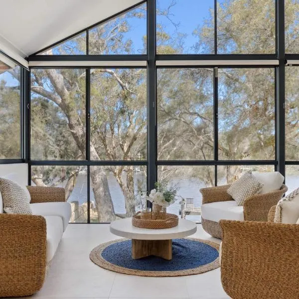 Luxury Riverside Escape with Private Jetty on the Murray River, hotel in North Yunderup