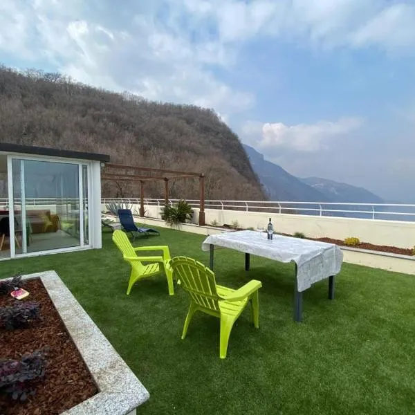 Penthouse with Big Terrace in Residence with Pool, hotel em Valbrona