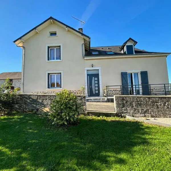 Maison avec piscine, boulodrome dans les Pyrénées, khách sạn ở Asson