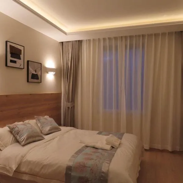 Chambre avec grand lit et salle de bain privative pour 2 personnes, hotel v destinácii Bondy