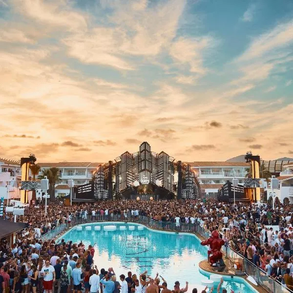 Ushuaïa Ibiza Beach Hotel - Adults Only - Club Entrance Included, hotel v destinaci Playa d'en Bossa