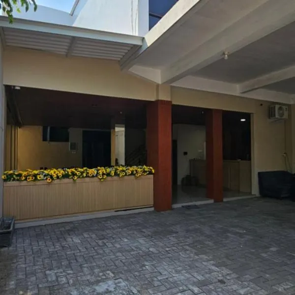 Sunflower Hotel Syariah near Juanda Airport, hotel v destinaci Dares