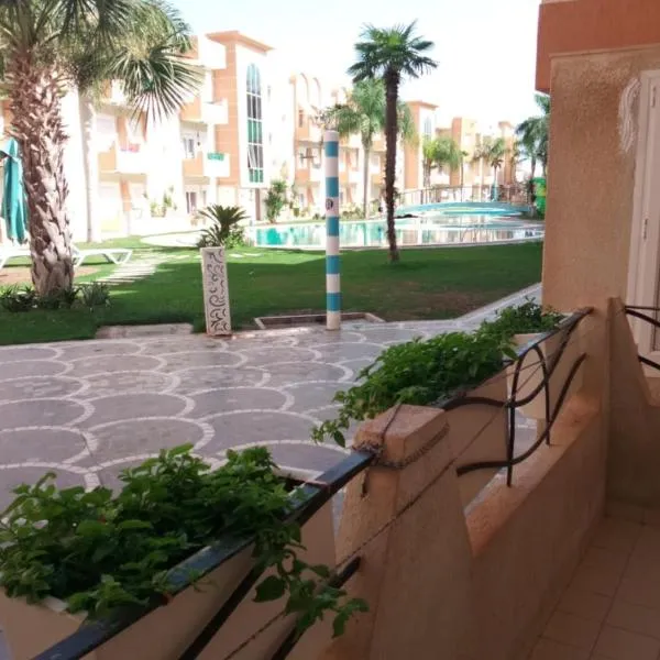 APPART Piscine au bord de la mer à Chott Meriem, hotel in Port El Kantaoui