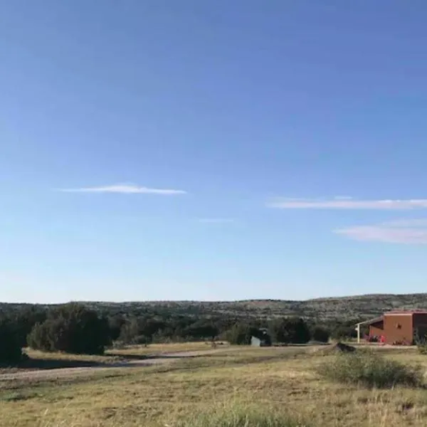 Cottonwood Creek Cabins - Alpine, TX, hotel v destinaci Alpine