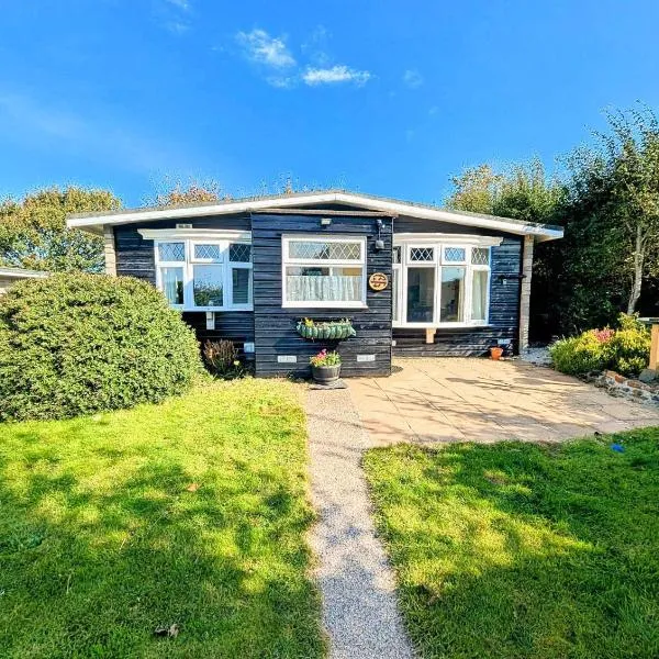 2-Bed Bungalow Retreat, Welcombe, hotel in Welcombe