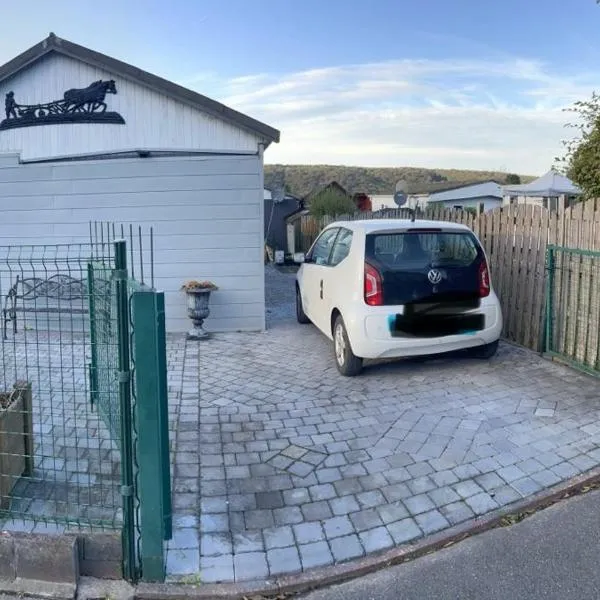 Le chalet Ida avec emplacement voiture, hotel in Yvoir
