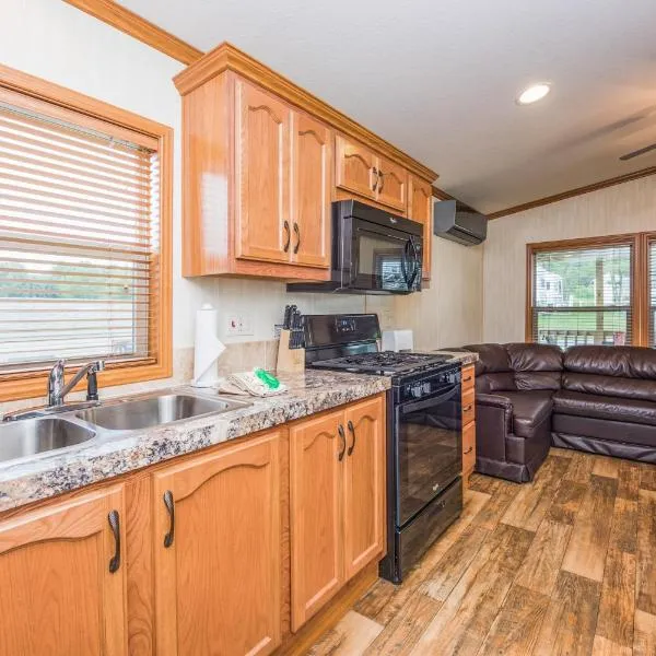 Plymouth Rock Camping Resort Deluxe Cottage, hotel v destinaci Elkhart Lake
