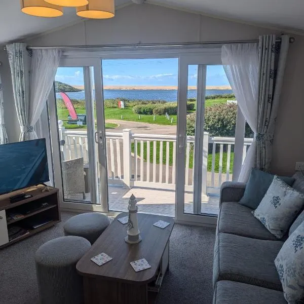 STYLISH HOLIDAY HOME WITH UNINTERRUPTED VIEWS OF THE FLEET LAGOON ON Haven LITTLESEA HOLIDAY PARK, hôtel à Wyke Regis