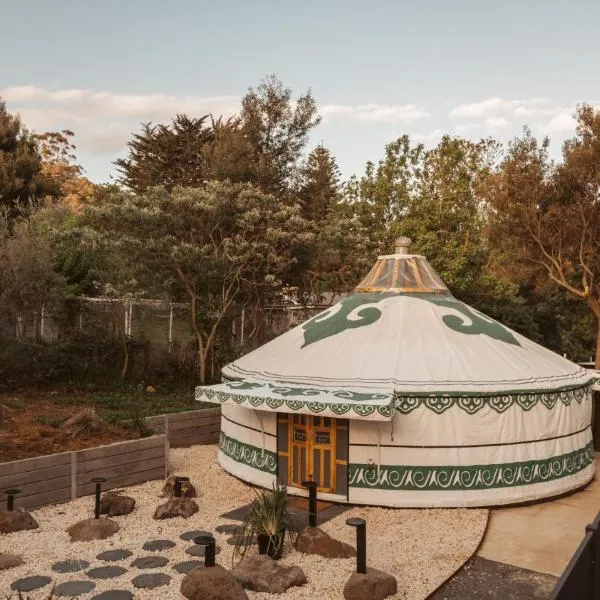 Mongolian Crafted Yurt with Private Spa and Spectacular Views, hotel Warburtonban
