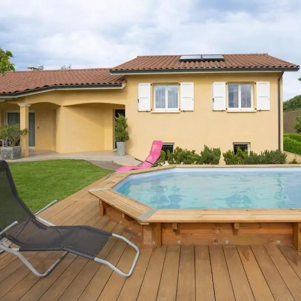 Belle villa familiale à la campagne et sa piscine, hotel in Chevrières