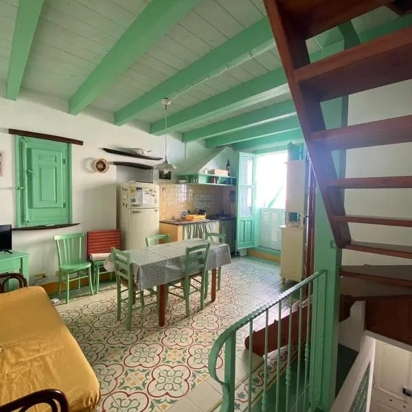 Facussa house, hotel v mestu Carloforte