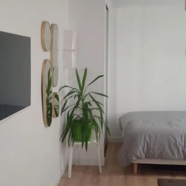 Charmant Studio indépendant, hotel v destinaci Louvres