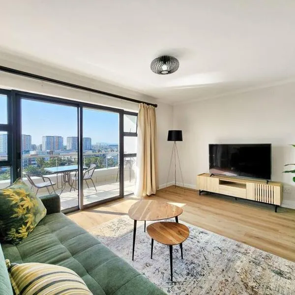 Canal, Mountains, Sea Views, Pool, Gym, Parking, Wifi, hotel in Cape Town