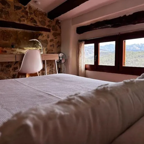 Rural Stone House with wood fireplace, hotel in Pinell de Bray