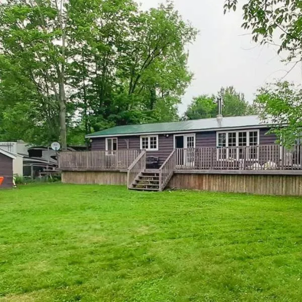 Beautiful 3 Bdrm + Bunkie Waterfront Cottage Near Gull Lake, hotel v destinaci Minden