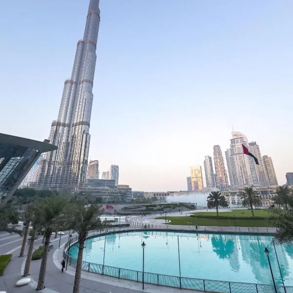 Grandeur 2 Bedroom Apartments I Burj Khalifa & Fountain Views I Free Parking, Gym, Pool, Wi-Fi & PS5 I by Skyline Serenity, hotel in Dubai