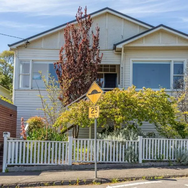 Hollybrooke Cottage, East Launceston, hotel in Launceston