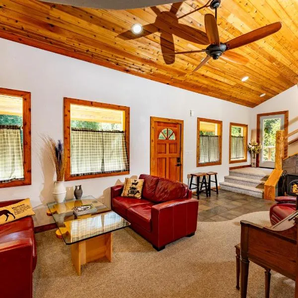Cozy Cedar Cabin Near Silverwood Theme Park - Sleeps 5 - Quiet & Private, hotel em Spirit Lake