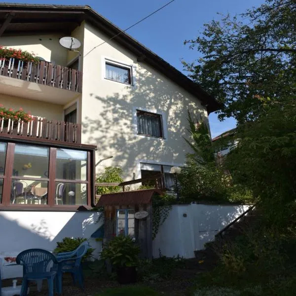Gästehaus am Schlossberg, hotel v destinaci Friedenfels