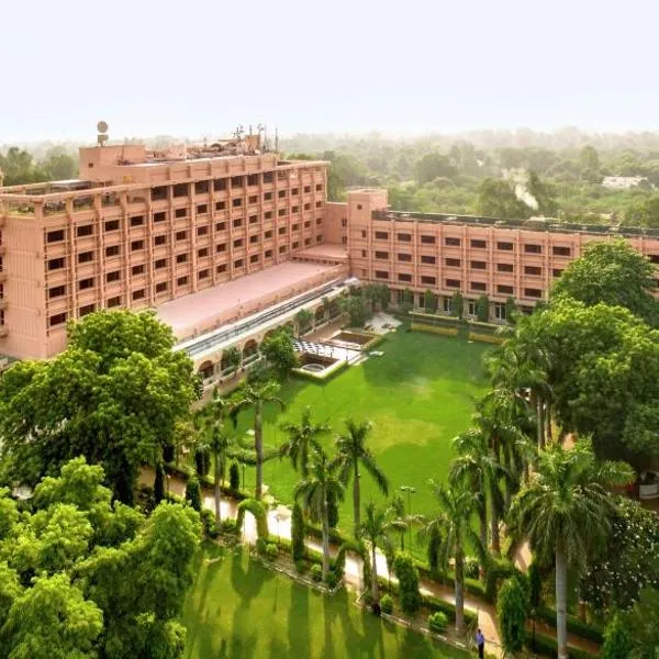Hotel Clarks Shiraz, hotel di Agra