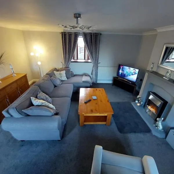 The Farm House Modern spacious 2 bedroom home at Tong road Leeds perfect for contractors free secure parking、Stanningleyのホテル