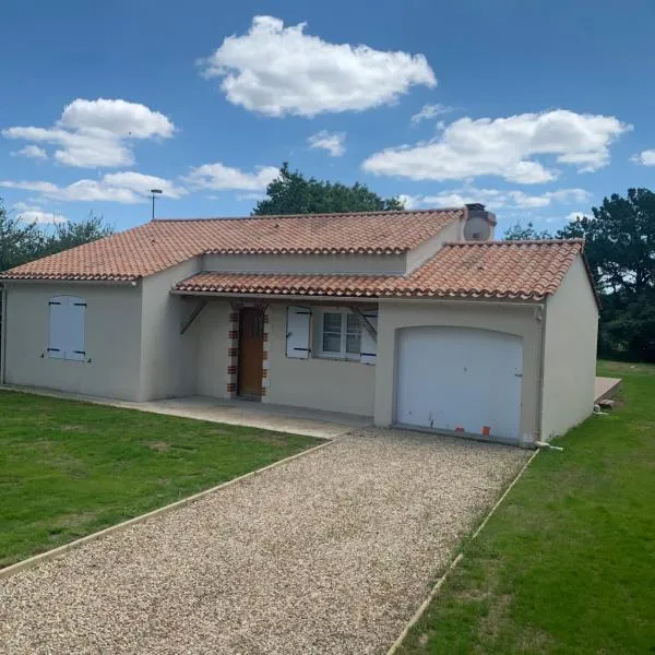 Belle maison 6 personnes à 2min du Lac du Jaunay, et 15min des plages Vendéennes, hotel in La Chapelle-Hermier
