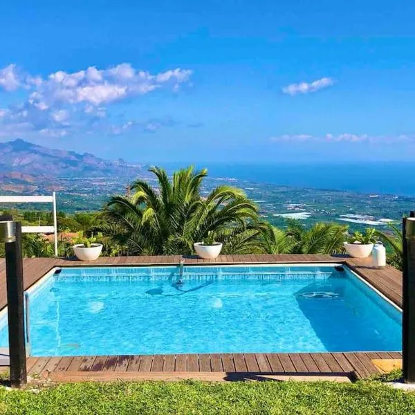 Villa panoramica sull'Etna con piscina vista mare, hotel in Montargano