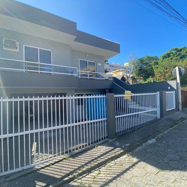 B149 - Ampla casa no centro de Bombinhas - SC