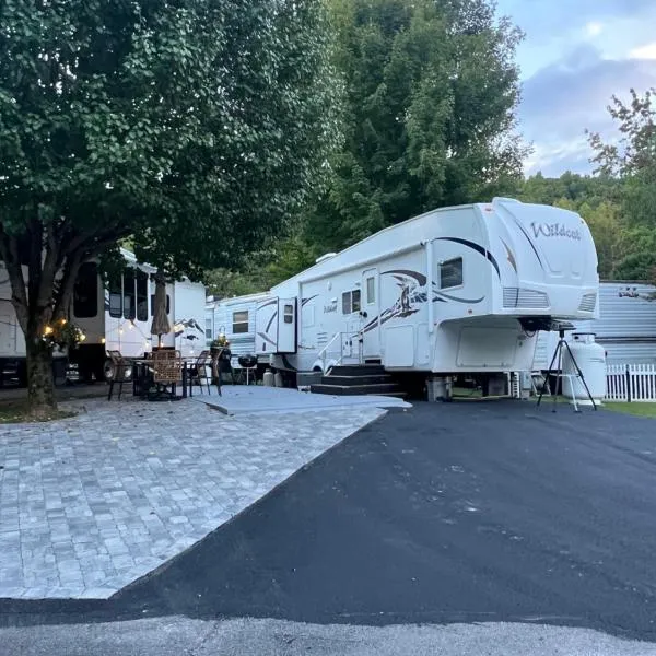 Mountain Creek camper, hotel en Rocky Grove