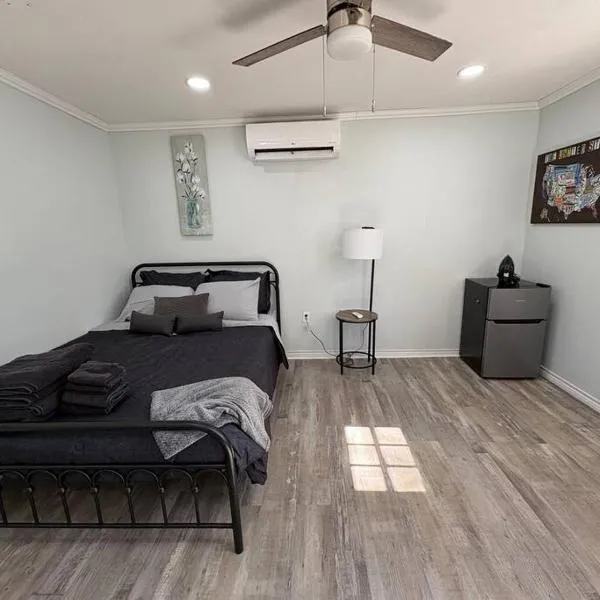 Bright & Comfortable Bungalow!, khách sạn ở East Tulsa