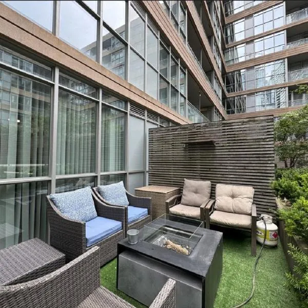 1Bdrm plus den with 4 real beds plus sofabed & Terrace & parking, hôtel à Toronto