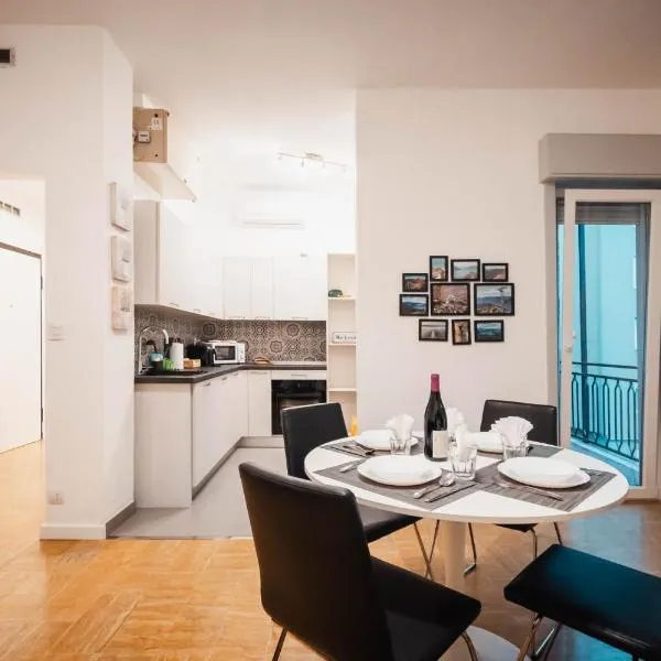 SweetHome Ampio bilocale in centro con parcheggio gratuito coperto vicino a stazione Como-Milano, hotell i Erba