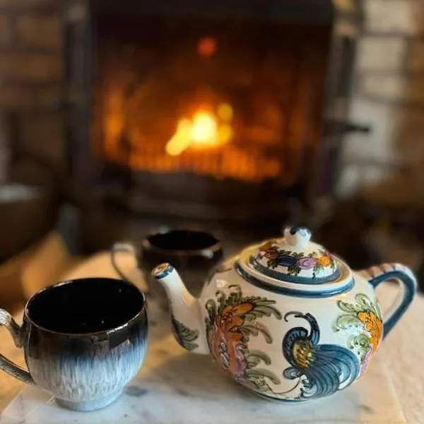 The Snug at Cherry Cottage by MaisonPro, hotel in Matson
