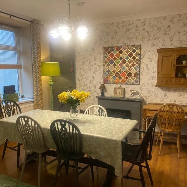 3 bed town house llandeilo Carmarthenshire, hotel v destinaci Llandeilo