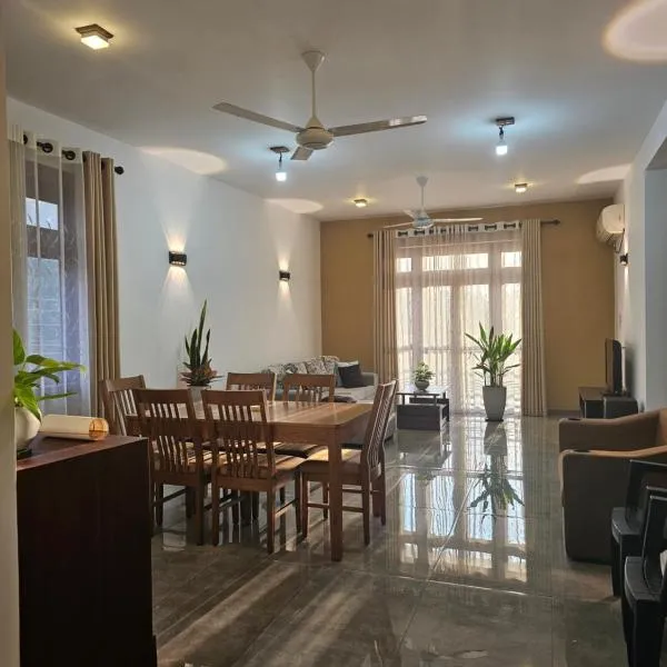 Lakeview Apartment with Modern Interior and Facilities, hotel v destinaci Battaramulla