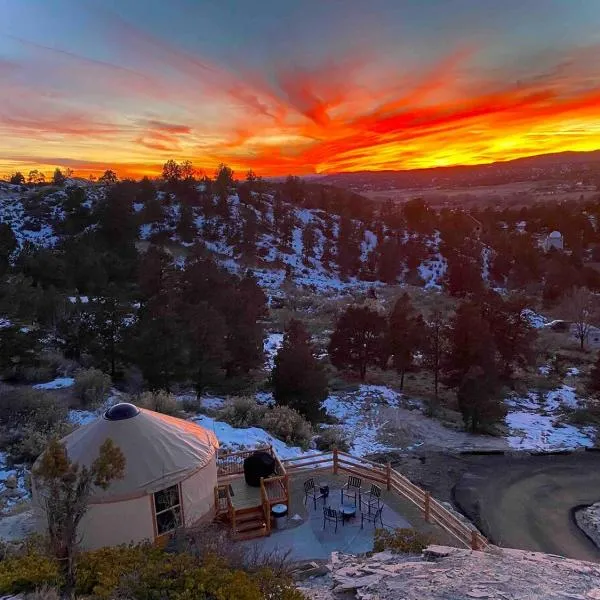 Yurt Overlook #8 with AC and Private Bath King Suite, hotel em Orderville